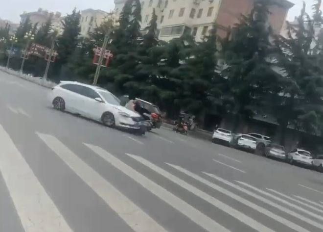 一社区女书记当街开车追撵女子两路人遭殃被撞伤宝鸡警方介入